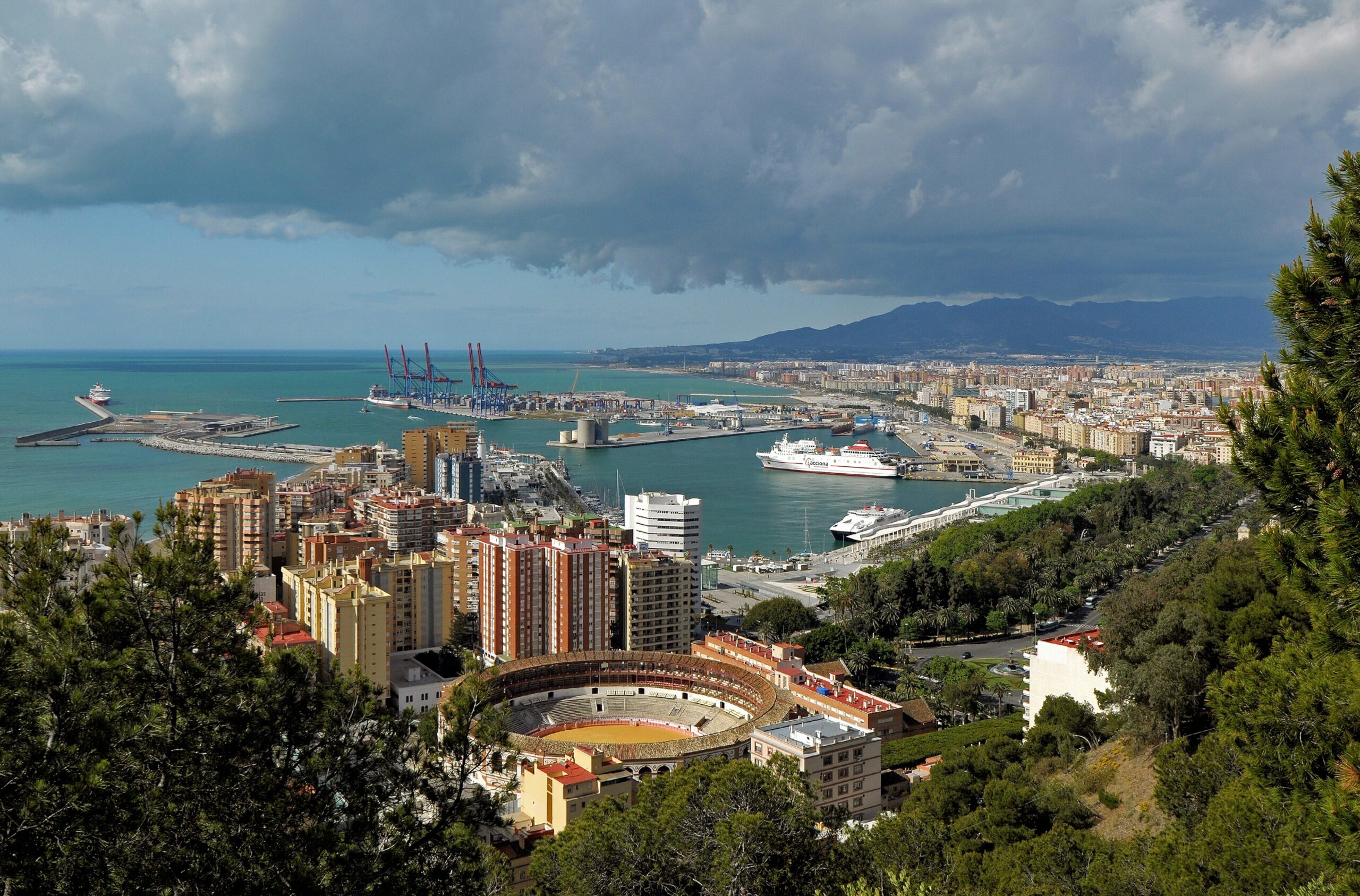 Vista panorámica de Málaga desde el Castillo de Gibralfaro para artículo sobre inteligencia artificial y automatización empresarial