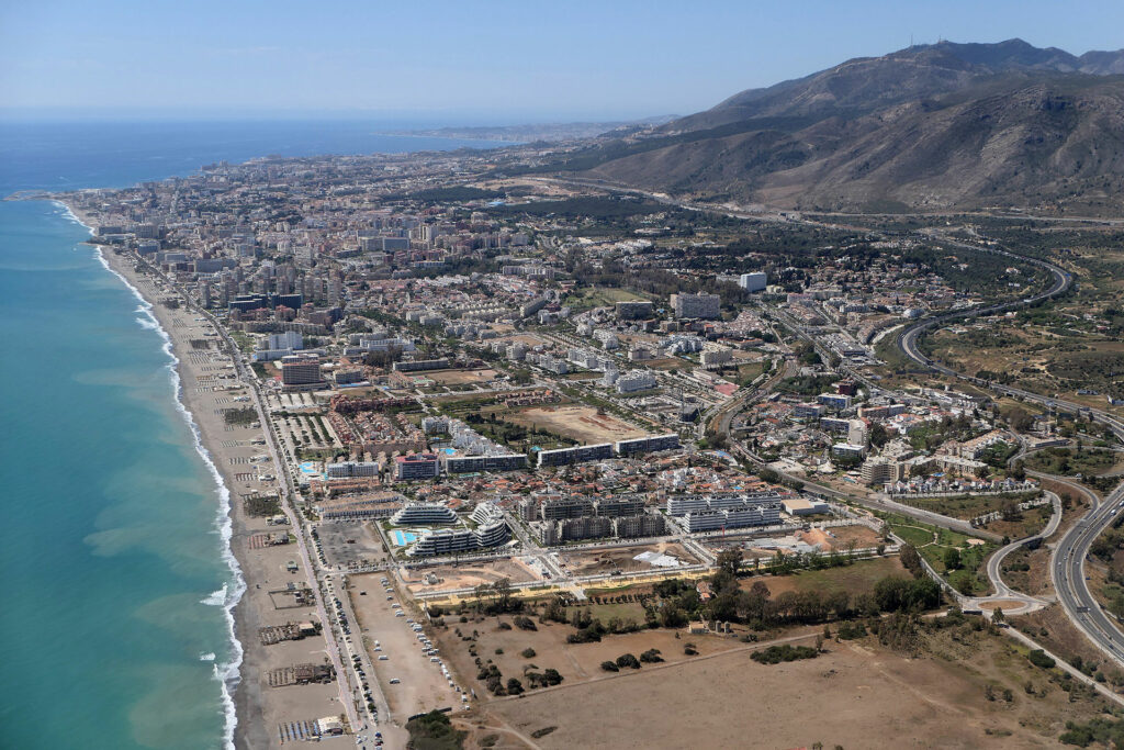 Vista aérea de Los Álamos y Torremolinos para servicios de SEO y marketing digital.