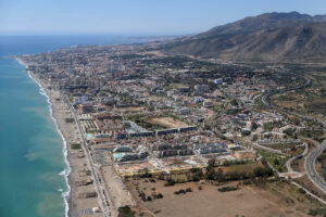 Vista aérea de Los Álamos y Torremolinos para servicios de SEO y marketing digital.