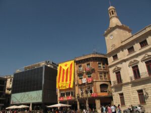 Gaudí Centre y Ayuntamiento en la plaça del Mercadal de Reus
