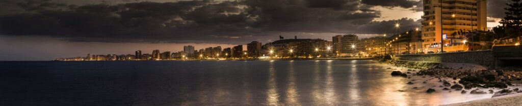 Panorámica urbana y litoral de Fuengirola en la Costa del Sol