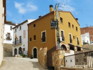 Carrer del Pou y antiguo ayuntamiento de Sant Vicenç de Calders, El Vendrell
