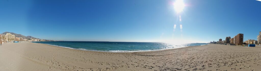 Panorámica de la playa de Fuengirola y su paseo marítimo