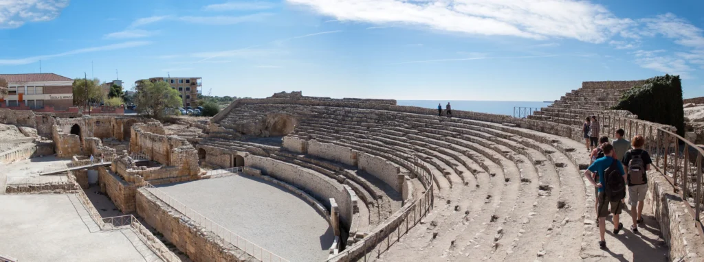 Vista panorámica del anfiteatro romano de Tarragona junto al mar Mediterráneo