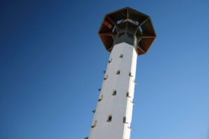 Faro de Torredembarra frente al cielo azul