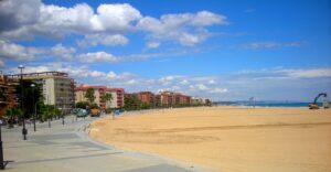 Playa y paseo marítimo de Torredembarra